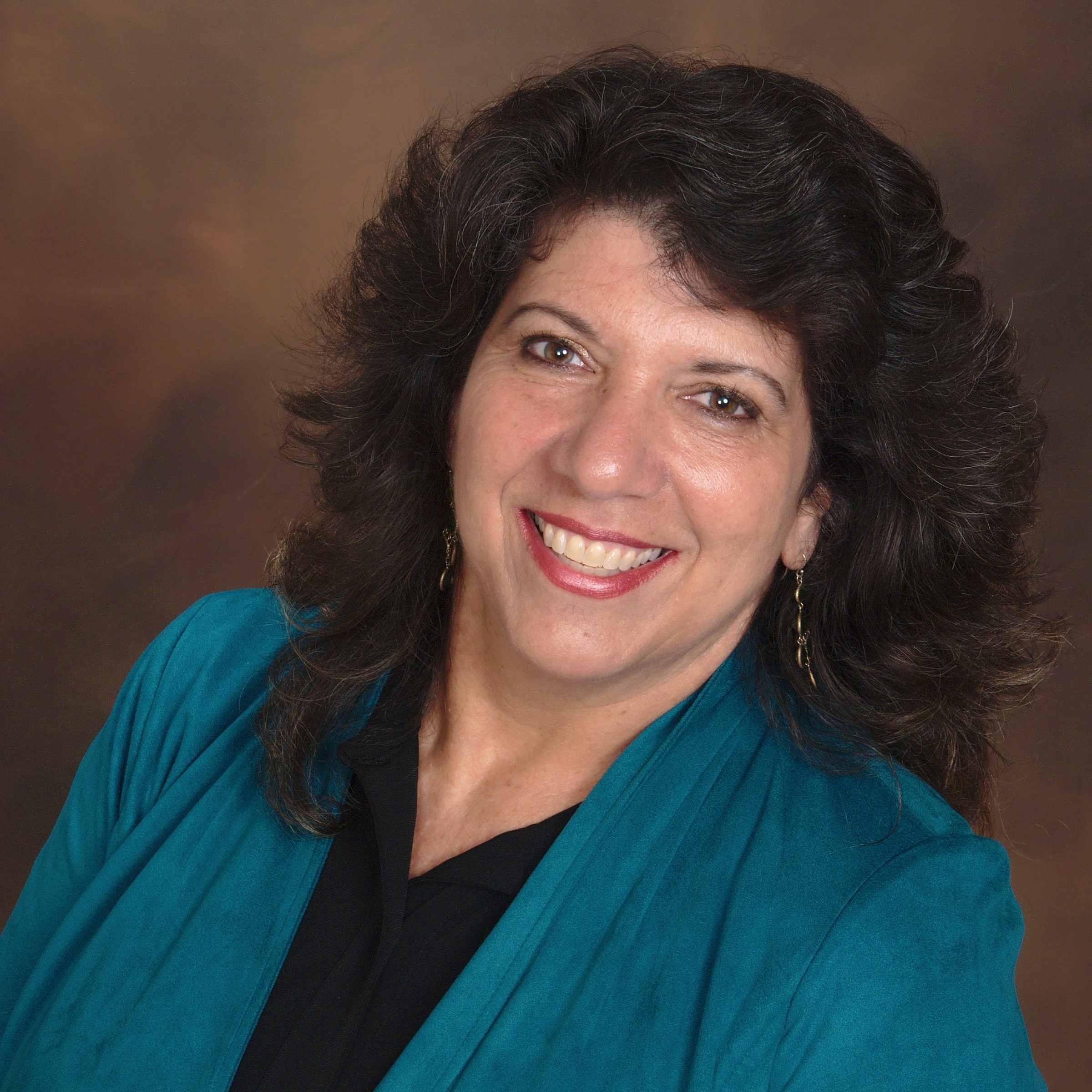 07624002400361-heidi-rosenbaum-headshot-realtorphoto2brown-min.jpg